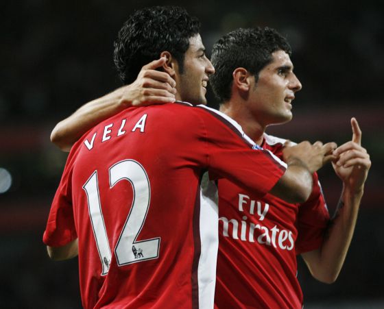 Vela celebra un gol con Fran Mérida ante el Sheffield durante su etapa en el Arsenal