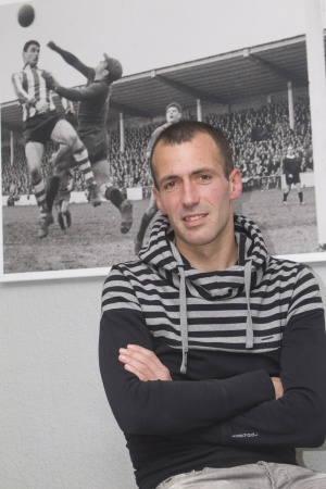 Puñal, en Tajonar ante una foto de un Osasuna-Athletic en el antiguo campo de San Juan.