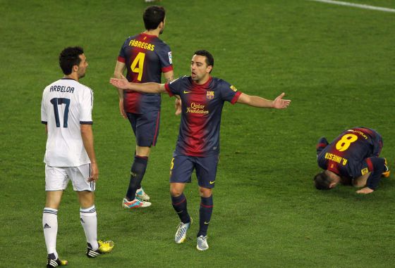 Xavi se queja ante Arbeloa, Cesc e Iniesta.