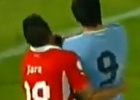 Luis Suárez agrede a un rival
