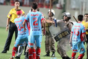 Los jugadores del Arsenal y los antidisturbios.
