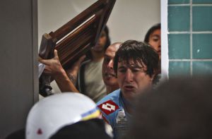 Un antidisturbio, ante los jugadores del Arsenal.