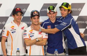 Rossi bromea mientras agarra del cuello a Pedrosa ante Márquez y Lorenzo.
