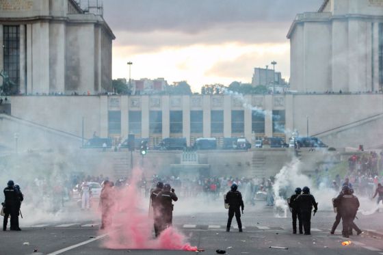La batalla campal de París avergüenza a Francia