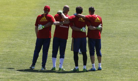 Otxotorena junto a los guardametas de La Roja: Reina, Casillas y Valdés.
