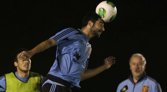 Albiol cabecea un balón entre Silva y Del Bosque.