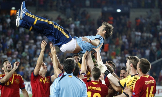 Los jugadores mantean al seleccionador Lopetegui.