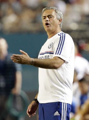 Mourinho da instrucciones durante el partido.