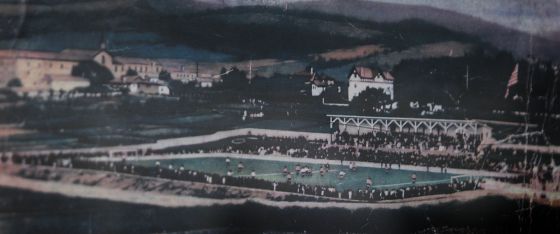"Hace cincuenta años... el jueves 21 de agosto de 1913, a las 5.20 de la tarde, fue inaugurado el que habría de ser el más histórico campo de fútbol de España: San Mamés. El partido inaugural se celebró entre los equipos del Athletic de Bilbao y el Racing Club de Irún, Campeón de España; resultado: empate a un gol, ambos conseguidos en el primer tiempo. Marcó primero el Athletic de Bilbao en una jugada genial de 'Pichichi', empatando los iruneses por mediación de su delantero centro Patricio. A las órdenes del conocido deportista donostiarra Sr. Berraondo, los equipos se alinearon de la siguiente forma. Athletic: Ibarreche; Hurtado-Solaun; Eguía-J.M. Belauste-Iceta; Acedo-'Pichichi'-Zuazo-Cortadi-Pinillos. Racing Club de Irun: Ayestarán; Carrasco-Arocena; Boada-Izaguirre-Castillejos; Adarraga-Arocena-Patricio-Retegui-Echart".