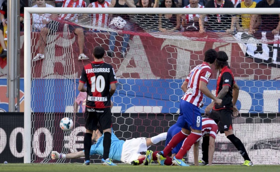 Raúl García cabecea para abrir el marcador.