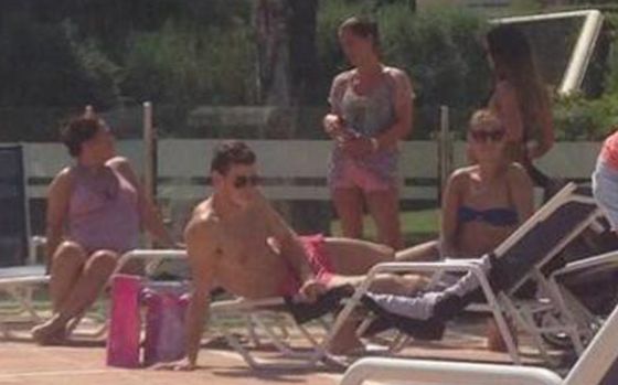 Bale, en una piscina de la Costa del Sol.
