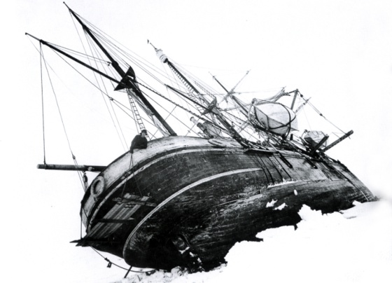 El Endurance, atrapado en el hielo.