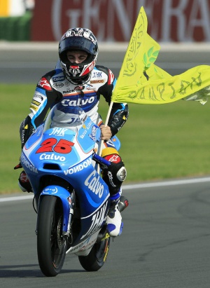 Maverick Viñales celebra su título.