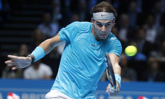 Nadal golpea de revés