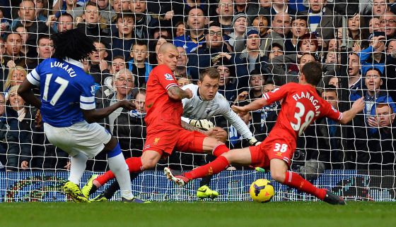 Lukaku marca uno de los goles del Everton.