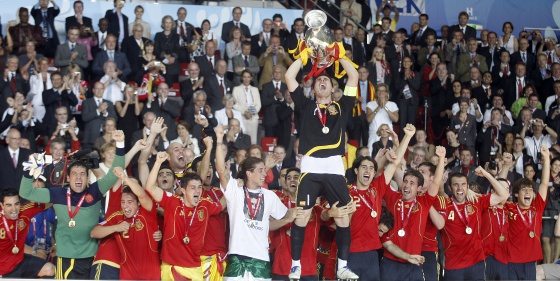 Casillas alza el trofeo de campeón de la Eurocopa 2008.