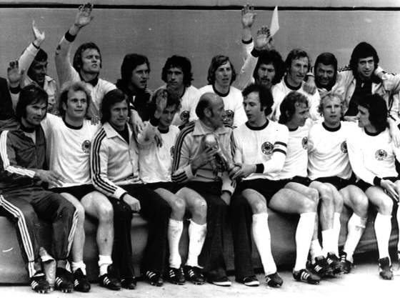 Los jugadores alemanes, con Beckenbauer en el centro, junto al técnico Helmut Schön, celebran el triunfo en el Mundial de 1974.