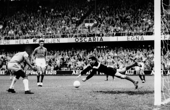 Pelé marca el tercer gol de Brasil en la semifinal de la Copa del Mundo DE 1958 contra Francia. A la derecha, el portero galo, Claude Abbes.