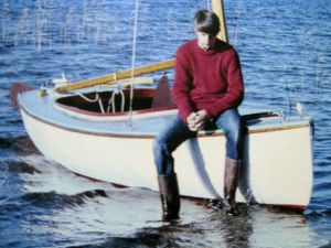 Roger y su barco. Reproducción del libro “Hacia el ojo de la tormenta”.