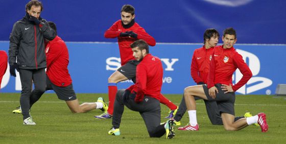 Ortega dirige un calentamiento del Atlético.