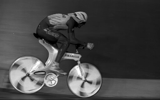 Indurain roda em Burdeos, em 1994, para bater o recorde da hora.
