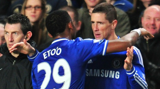 Torres substitui a Eto'ou em um partido do Chelsea.