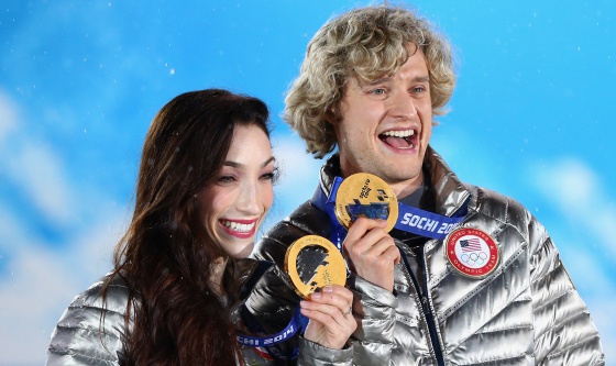 Meryl Davis y Charlie White celebran su oro.