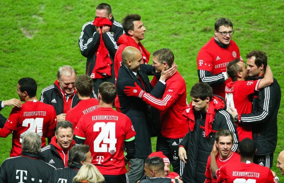 Guardiola, en el centro, se abrazo con Schweinsteiger.