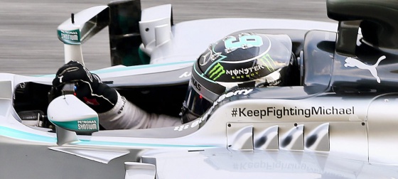 Rosberg, de Mercedes, exibe mensagens de apoio a Schumacher durante o GP da Malásia.