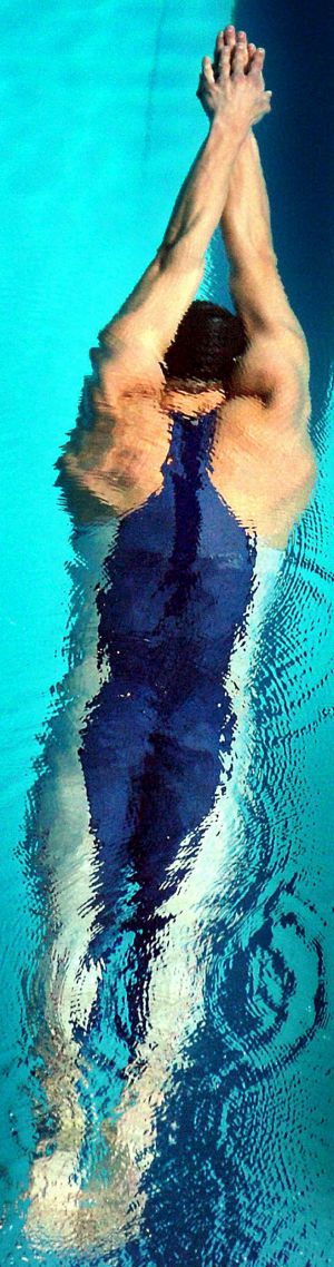 O nadador norte-americano Michael Phelps nadando no final dos 200 metros livre em 2007.