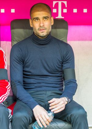 Guardiola, con brazalete negro, en el banquillo del Bayern