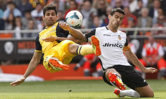 Diego Costa y Ricardo Costa luchan por el balón.