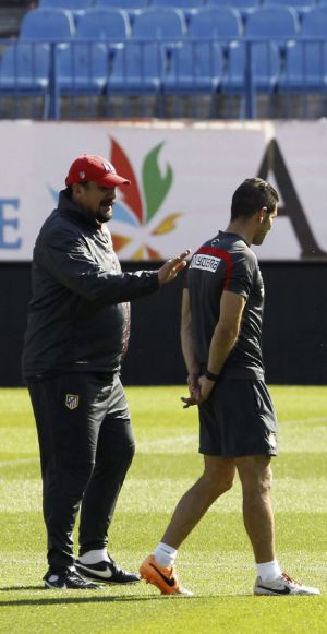 El técnico del Atlético de Madrid, Diego Pablo Simeone (d), y el 'Mono' Burgos, durante el entrenamiento.