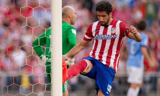 Raúl García lamenta un error golpeando el poste