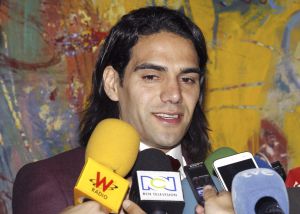 El delantero colombiano del Mónaco Radamel Falcao atiende a la prensa.