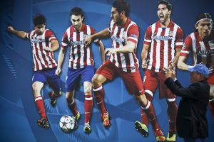 Un turista fotografía un cartel alusivo a la final de la Liga de Campeones, exhibido en la Plaza del Comercio de Lisboa