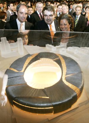 Camps, Soler y Barberá presentan en 2006 el nuevo estadio del Valencia, ahora paralizado.