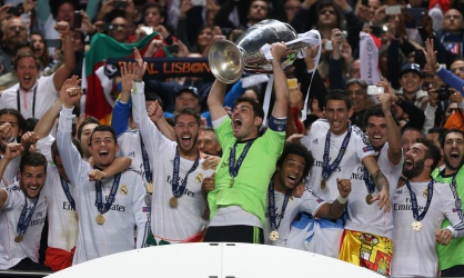 Casillas levanta el trofeo de campeón.