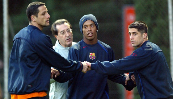 Belletti, junto a Paco Seirul·lo, Ronaldinho y Sylvinho en un entrenamiento.
