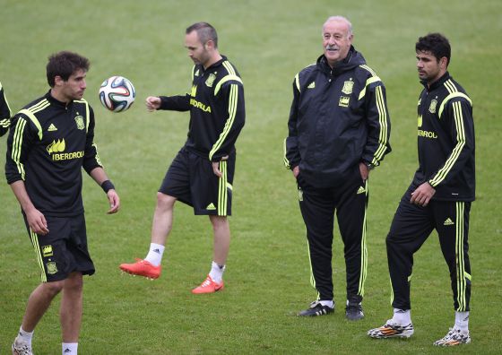 Del Bosque, com Diego Costa, Iniesta e Javi Martínez.