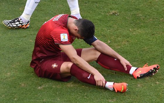 Cristiano se lamenta sobre el césped.