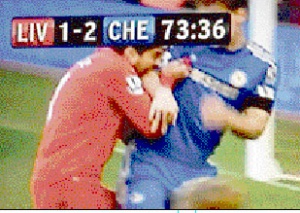 Suárez muerde a Ivanovic.