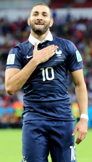 Benzema celenra un gol ante Honduras