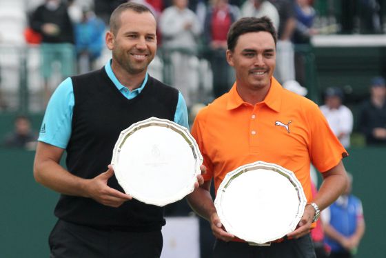 Sergio García y Rickie Fowler posan con el premio a los segundos clasificados