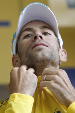 Nibali se ajusta el maillot amarillo.