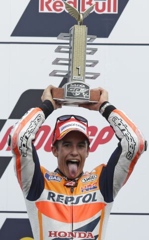 Márquez celebra su victoria.