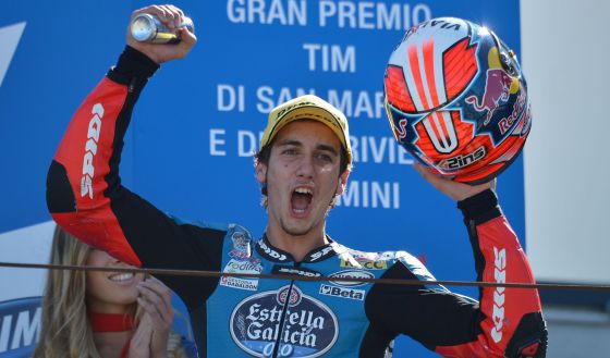 Rins celebra su victoria en Misano.
