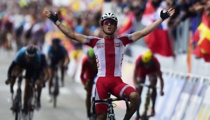 Michal Kwiatkowski celebra su victoria al cruzar la meta.