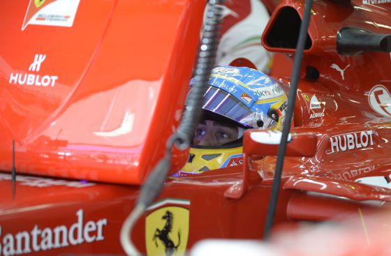 Fernando Alonso observa el monitor de temps.