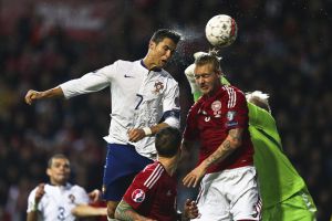 Cristiano Ronaldo, anotant el seu gol de cap davant el defensa Simon Kjaer de Dinamarca.